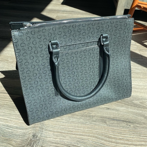 Multi compartment Guess structured back purse, some scratches on handle - Picture 6 of 12